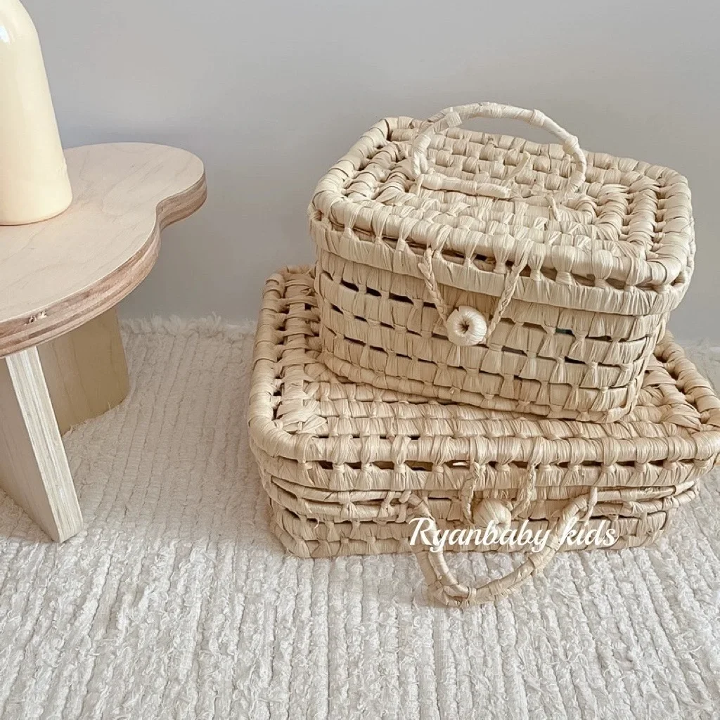 

ins wind corn husk hand-woven basket with lid storage basket Japanese straw children's photo props storage basket