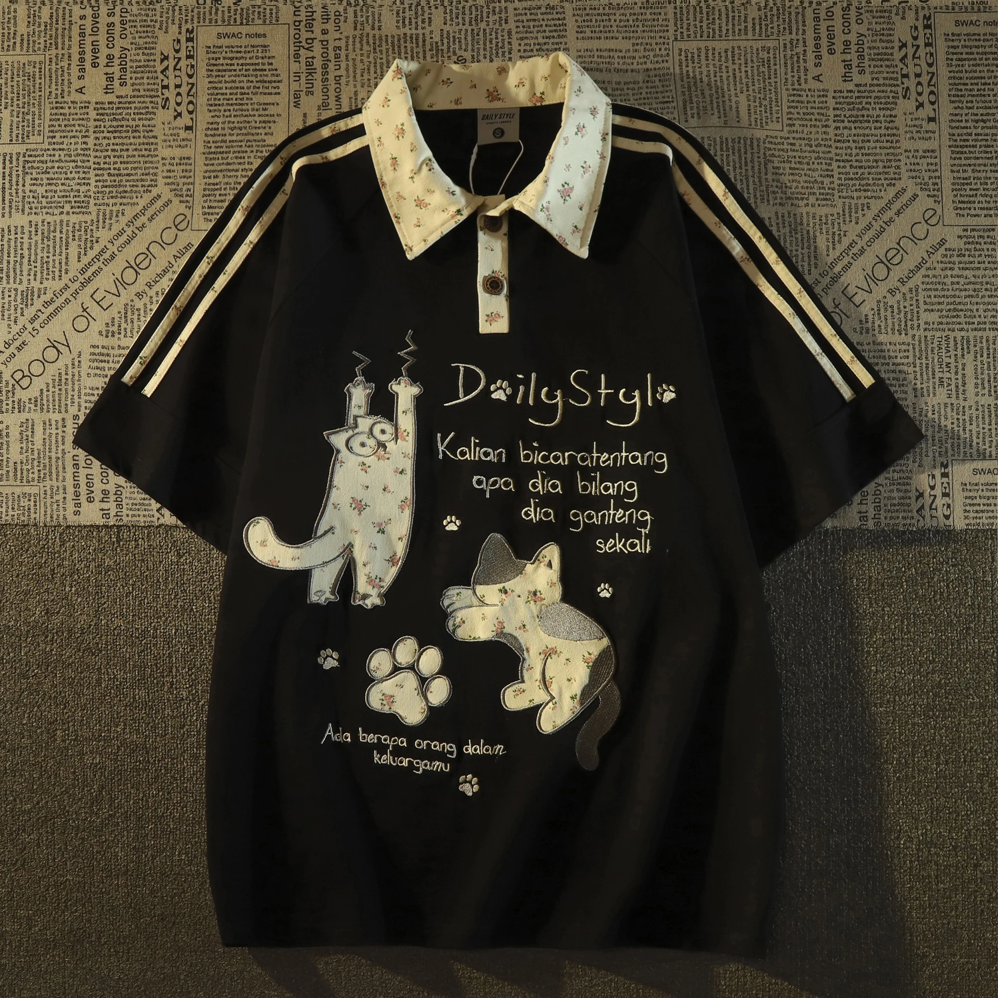 2025 여름 신상 작은 꽃 자수 고양이 폴로 칼라 반팔 살구색 티셔츠 일본풍 스윗 디자인 루즈핏 블랙 탑