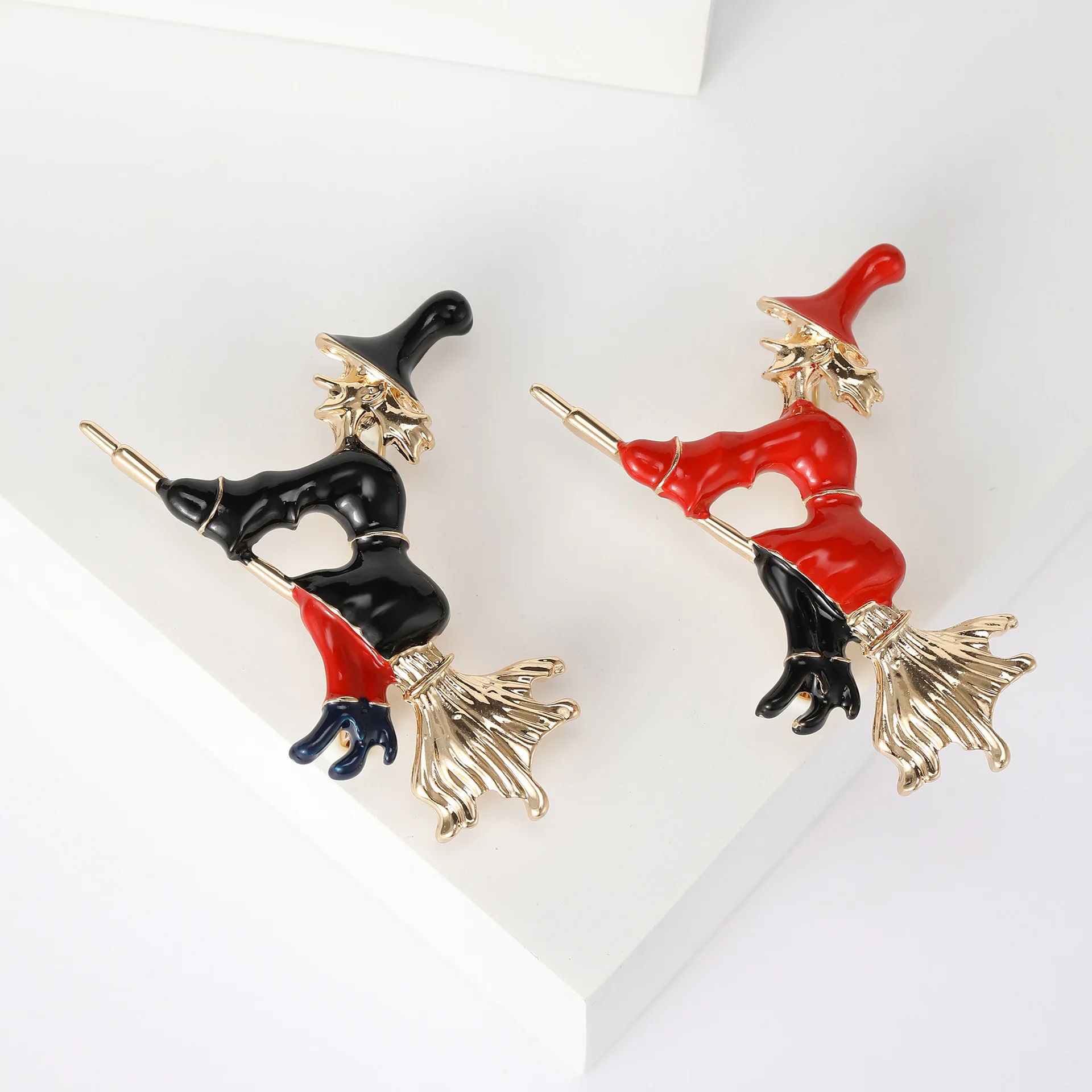 Broches de bruja de paseo de esmalte creativo para mujer, figura de dibujos animados Unisex, broche de fiesta informal, ropa, mochila, alfileres, regalos, nuevo