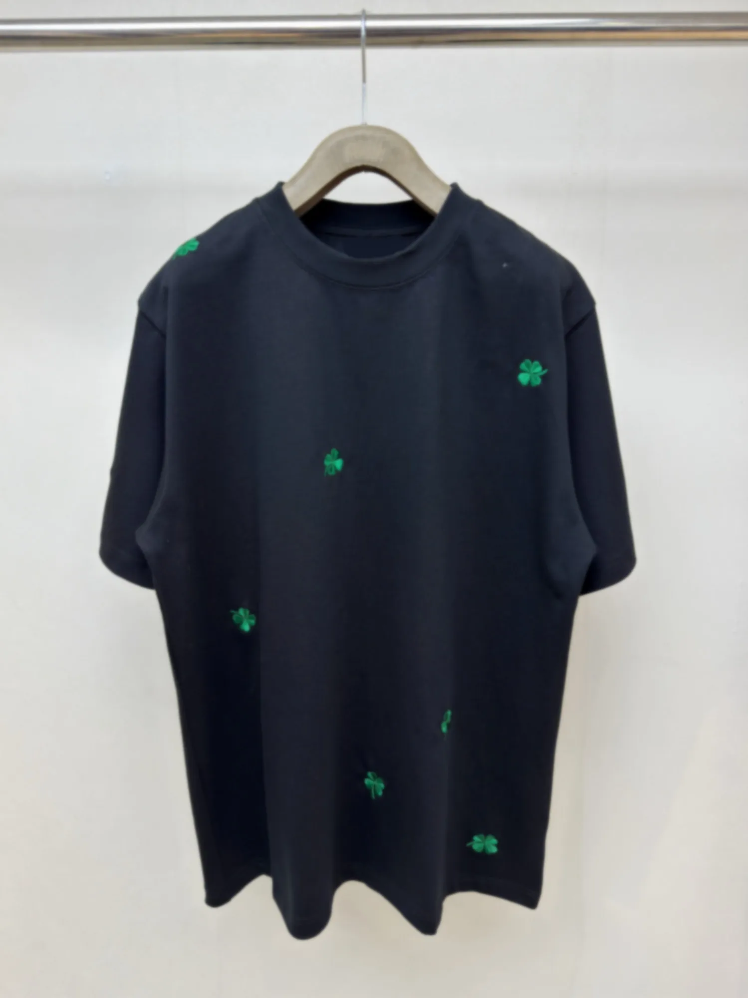 

Универсальная футболка из чистого хлопка, новинка лета 2026, модная, с вышивкой четырехлистного клевера, свободного кроя, с круглым вырезом, короткий рукав