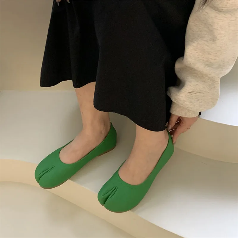 Spring New Women Flats Female Split Toe Ninja Shallow Boat Sandals Ladies Retro Concise Retro Walking Cozy Shoes Mujer Zapatos