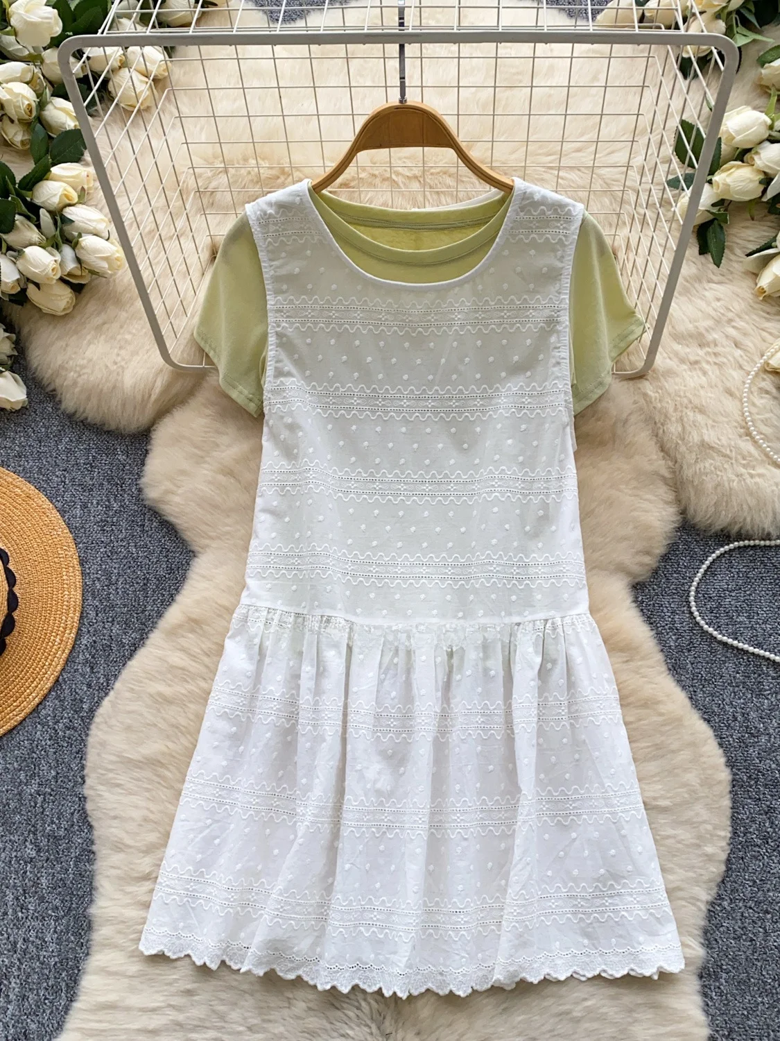 

Нежный омолаживающий комплект из белого кружевного топа и жилета для женщин: летний модный ансамбль для офиса и повседневной носки, создающий многослойный образ с профессиональным видом