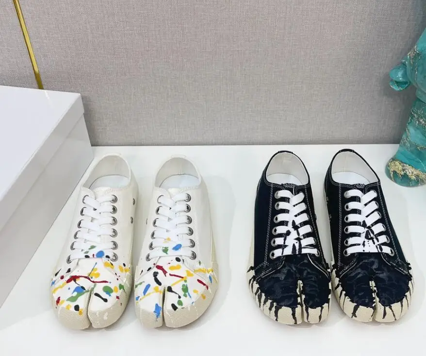 Canvas Split Toe Ladies Leisure Shoes Lace Up Flat Black White Leather Spring Summer Sapaots Designer Graffiti Sneakers