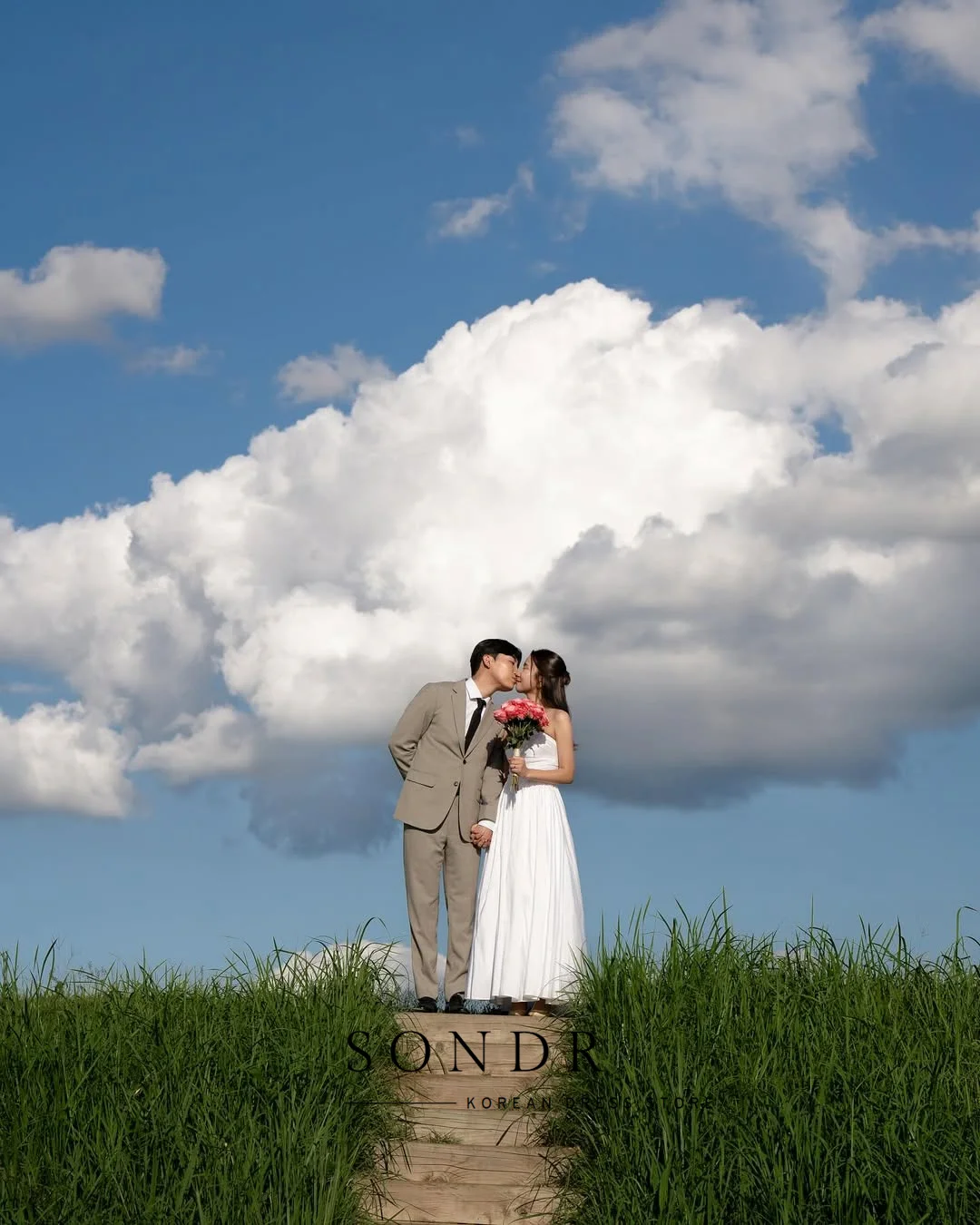 Sondr 심플한 한국 웨딩 드레스 스트랩리스 야외 신부 파티 드레스 맞춤형 우아한 신부 사진 촬영 드레스