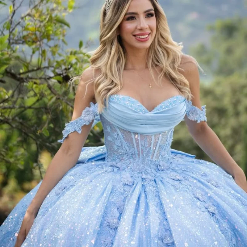 Maßgeschneidertes, glänzendes, schulterfreies Quinceanera-Kleid in Babyblau, Tüll-Kristall, 3D-Blumen-Schichtung, Applikation, Vestidos de 15 Quinceanera