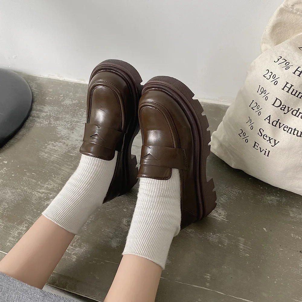 2023 Frauen neue Frühling und Herbst dicken Boden dicken Absatz Slipper College Syle Slip-On Retro trend ige schwarze Einzels chuhe