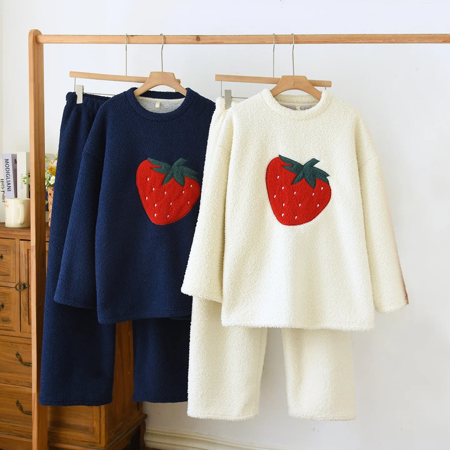 

Lambswool Thick Two Piece Pajamas Set Strawberry Pattern Loose Round Neck Tops Warm Comfort Trousers Female Homewear Suit