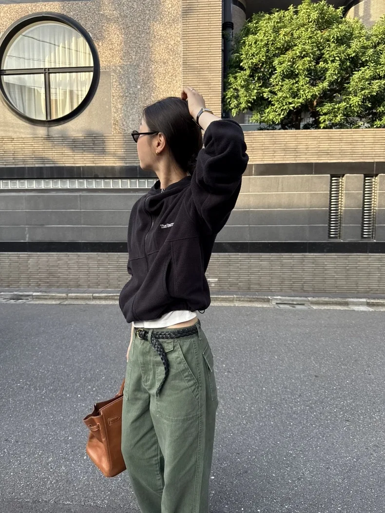 

Комплект из флисовой куртки с капюшоном и брюк East Gate Eight Milk Home: женский, свободный крой, укороченный, на молнии, для повседневной носки