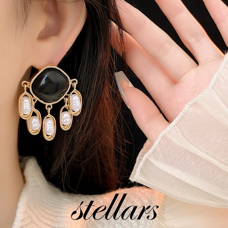 

Vintage Black Diamond-Shaped Tear Drop Earrings Hollow-Out Court Style Lightweight Luxury Fashion Jewelry for Women