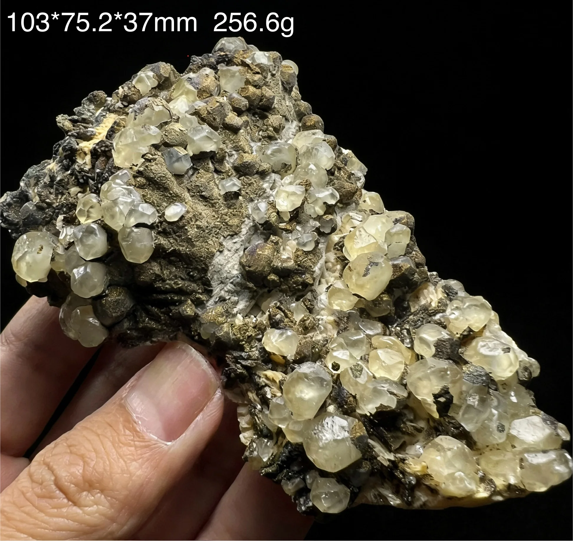 Natural rare phosphorite and chalcopyrite coexisting mineral specimen crystal specimen for appreciation, collection and display.