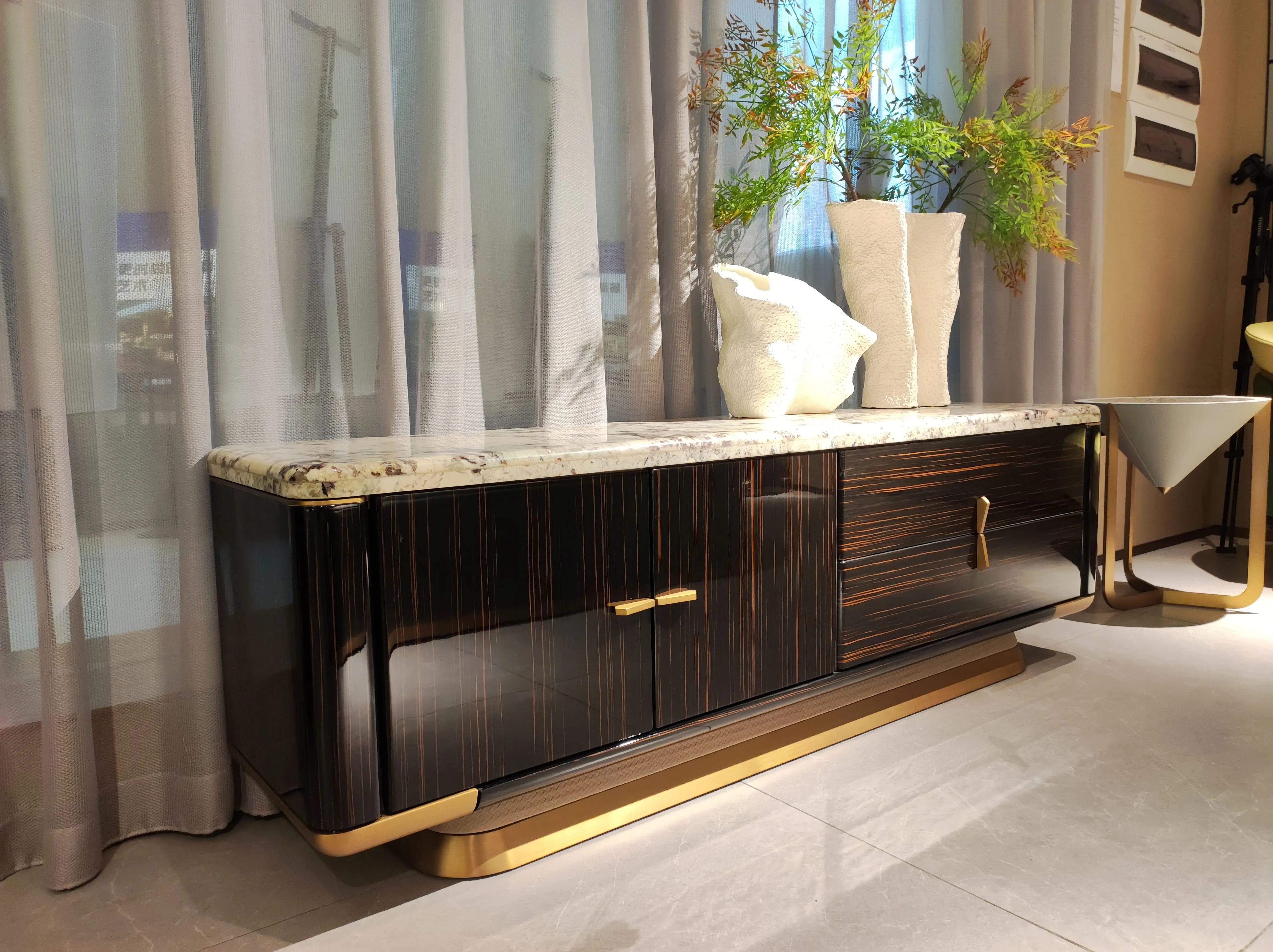 خزانة تلفزيون ذات قشرة خشبية بتصميم عصري، تخزين متعدد الوظائف مع قاعدة من الفولاذ المقاوم للصدأ للدرج