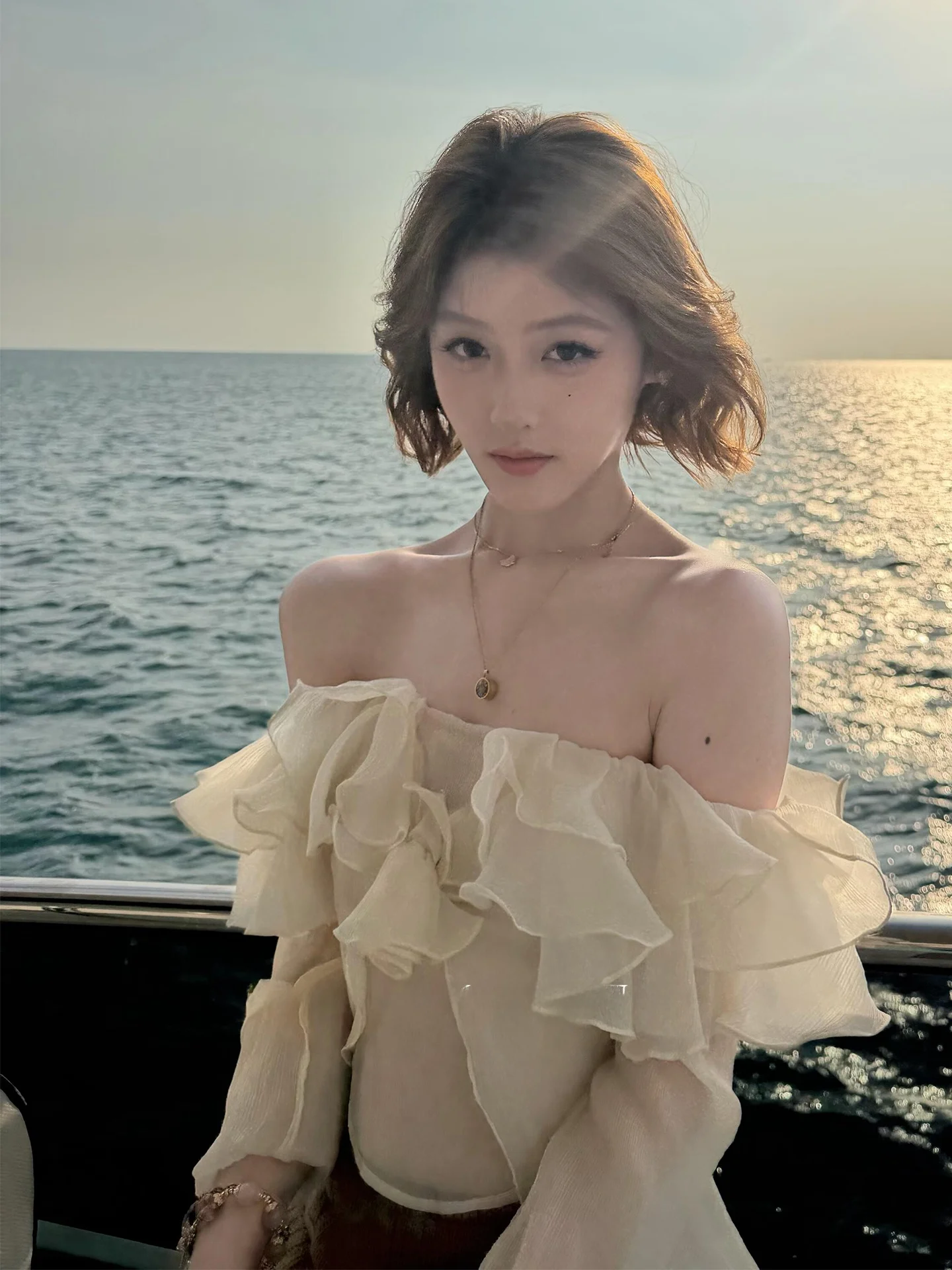 Ele Langärmliges Damen-Oberteil mit Schulterfreiem Design, Modisches Polka-Dot-Muster, Geraffter Saum, Elegante Freizeitkleidung