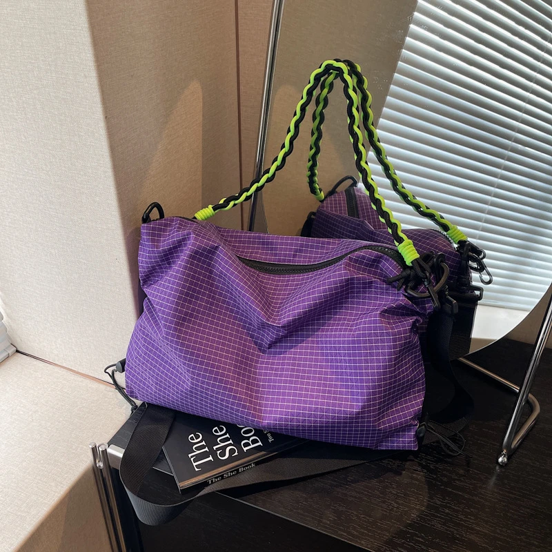 Lässige, karierte, wasserdichte Stoff-Umhängetasche, leichte Reisetasche für Damen, vielseitige Crossbody-Tasche – Detail 5