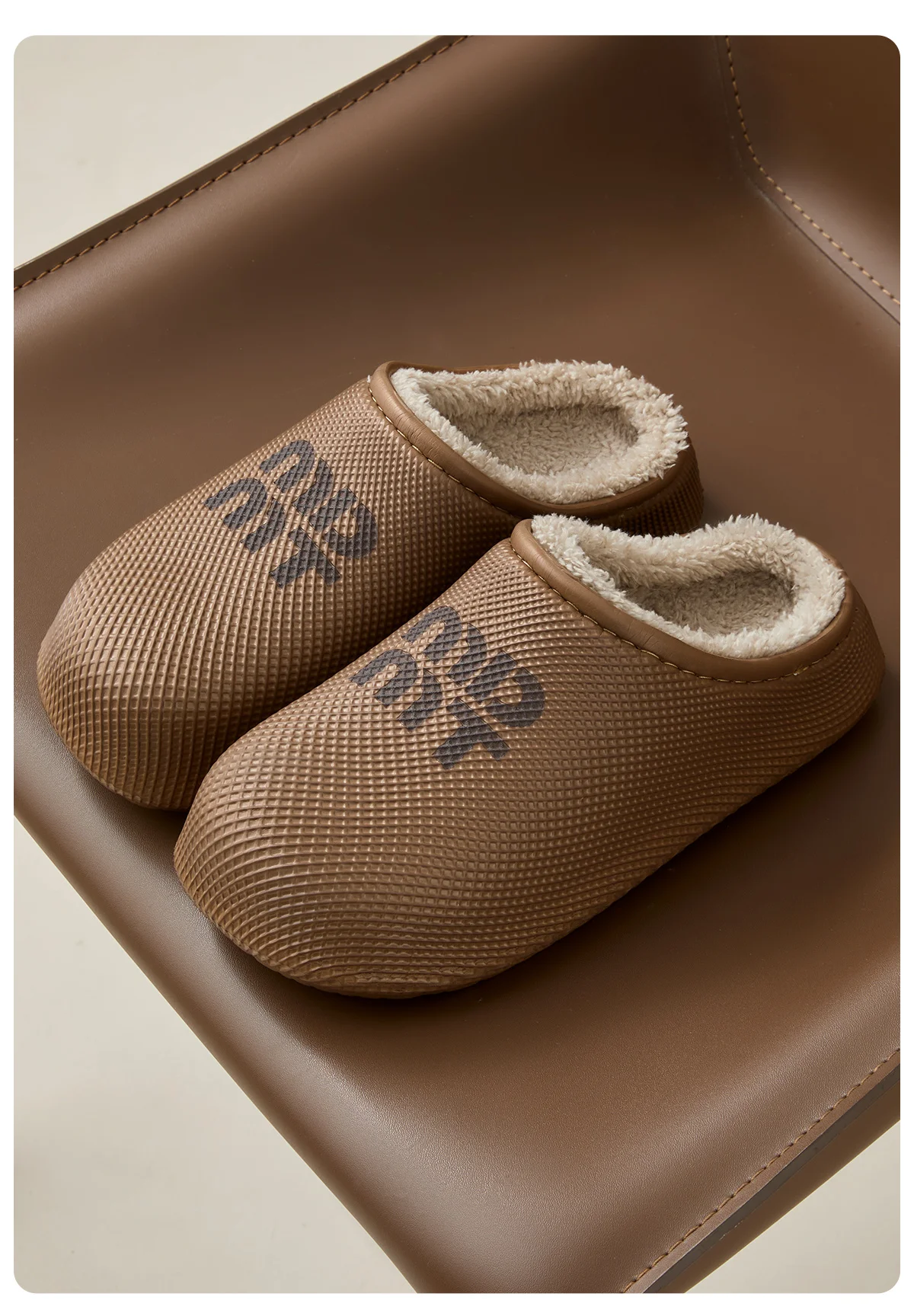 Winterwarme, mit Plüsch gefütterte Clogs für Damen und Herren, wasserdichtes EVA-Obermaterial, rutschfeste, vollständig gepolsterte Sohle, bequeme Hausschuhe für drinnen und draußen. – Detail 10