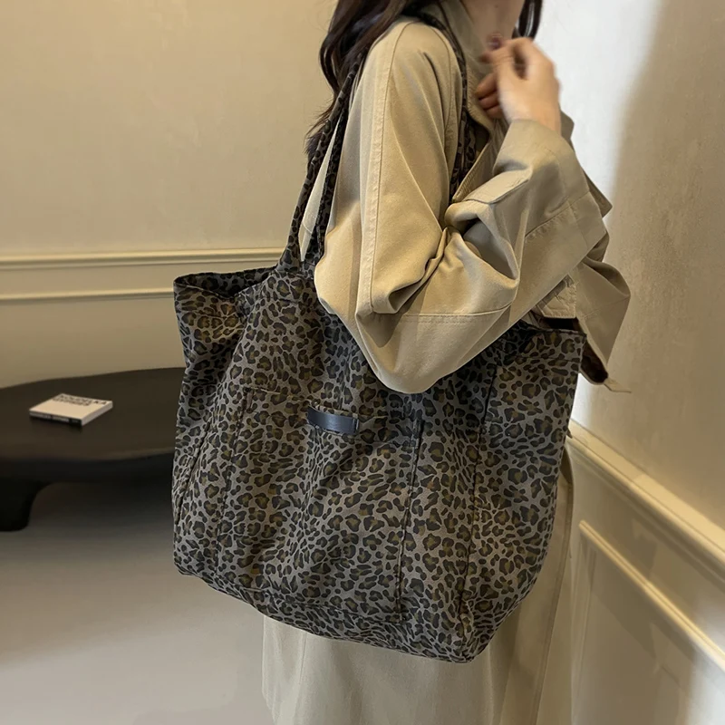 

Trendy College Sle Leopard Print Canvas Tote Bag Women's Large Capaci Casual oulder Bag for Autumn 2024 Faionable o...