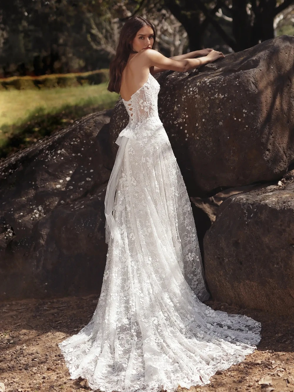 Romantic Strapless Corset Wedding Dress Attractive Floral Lace A Line Bride Wear Customized Delicate Glittering Bridal Gown