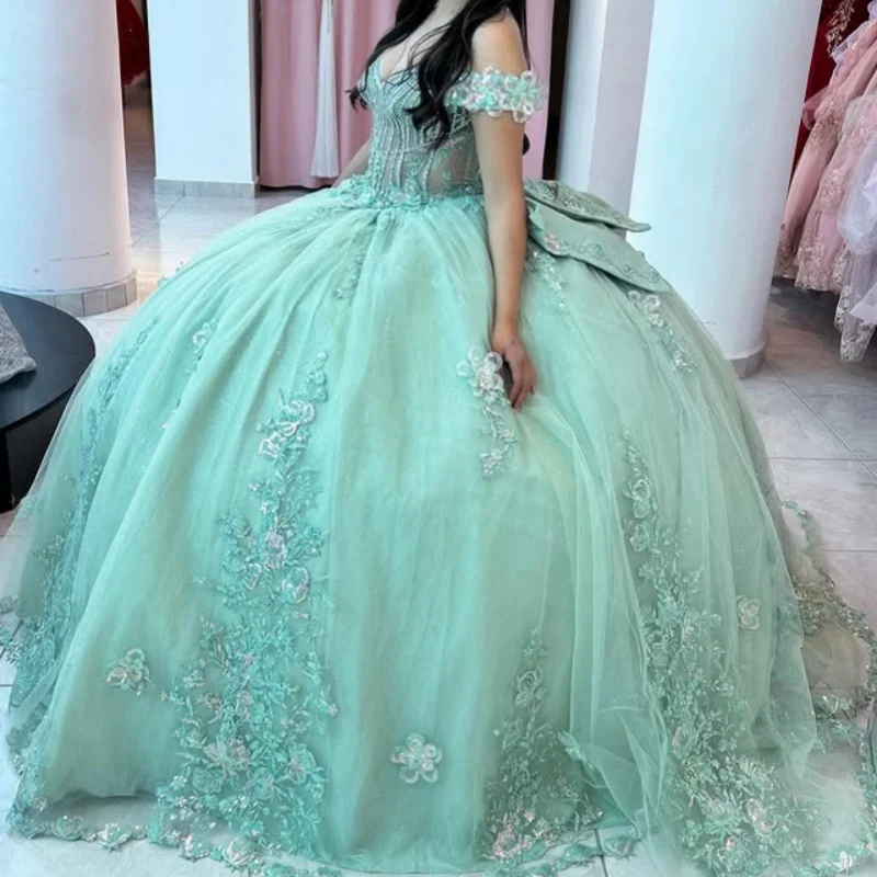Maßgeschneiderte mintgrüne Quinceanera-Kleider aus der Schulter, glitzernder Aufkleber, 3D-Blume, Tüll, langer Schwanz, Schleife, Vestido 15 Quinceanera