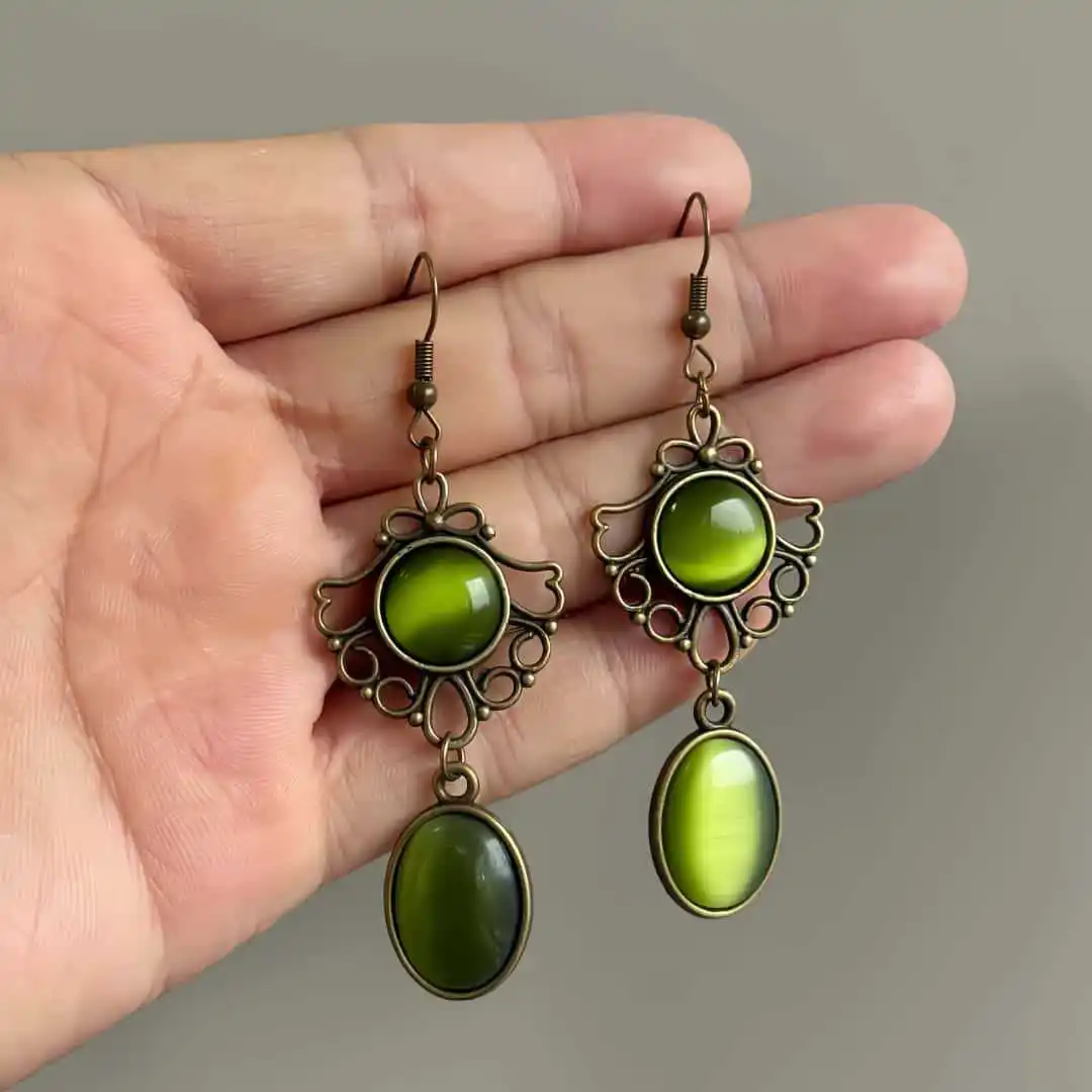 レトロビクトリア朝時代中空レースグリーンオパールダングルイヤ - Women'S Victorian Era Accessories のレビューと価格