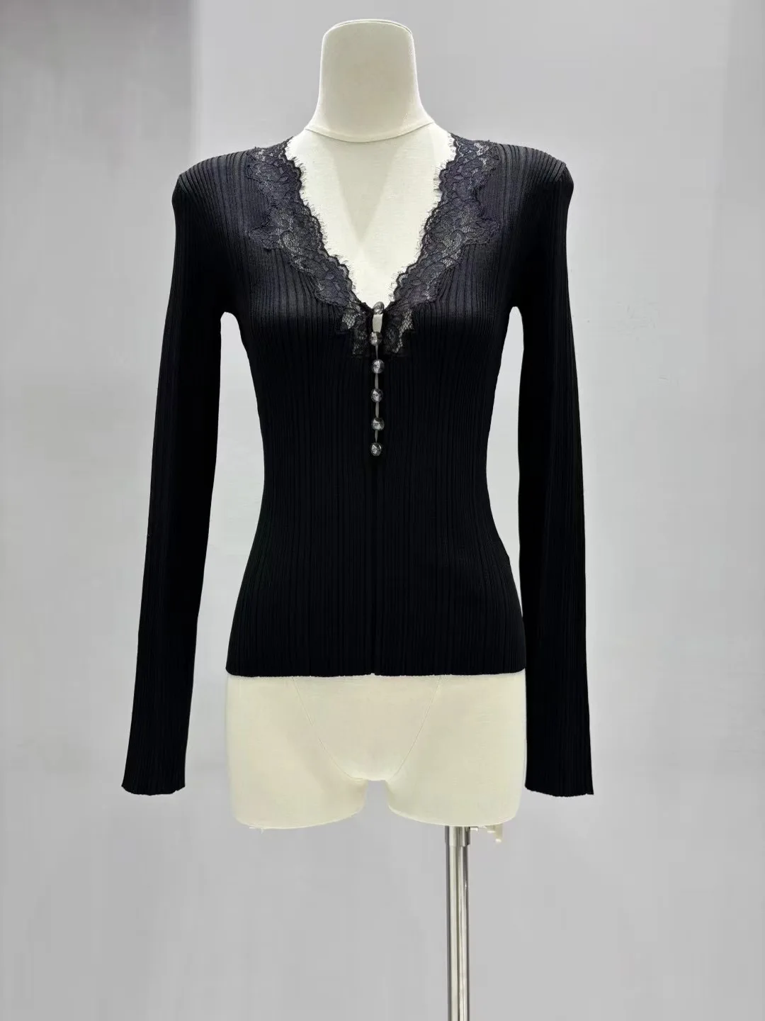 

Black lace-trimmed V-neck knit sweater with elegant and sexy diamond-studded buttons, women's base layer sweater, 2025 fall new