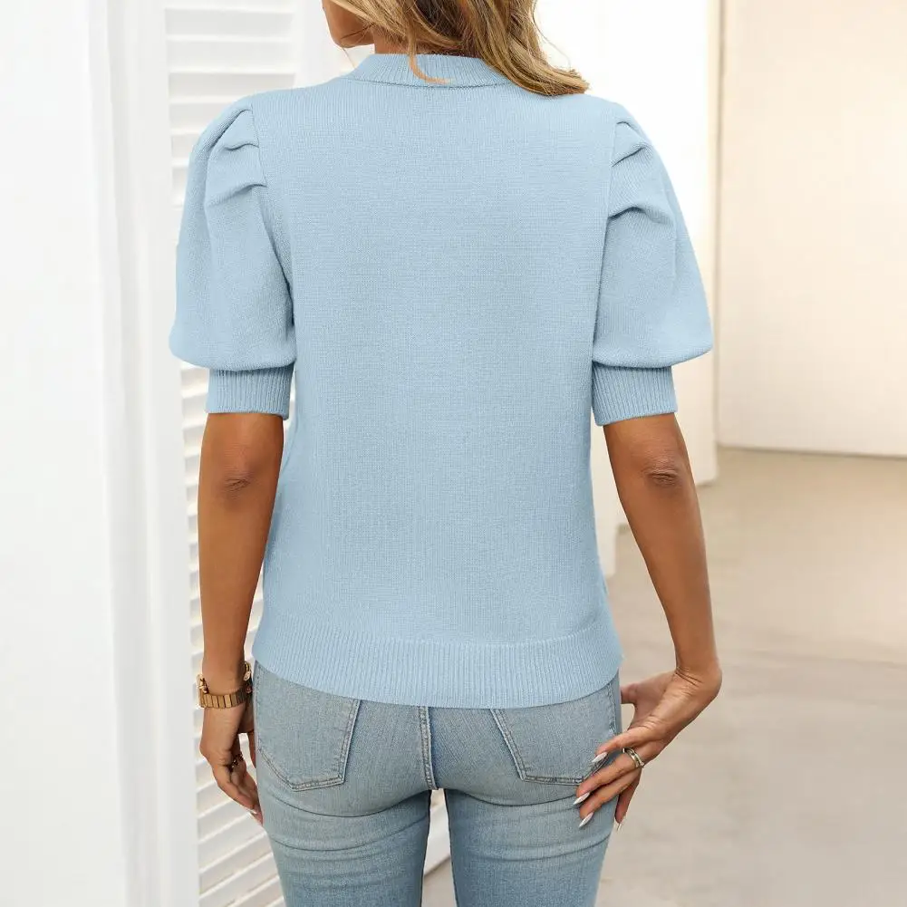 

Свободный стильный топ с объемными рукавами. Стильные женские вязаные топы с пышными рукавами для летнего комфорта и отдыха с круглым вырезом для улицы.