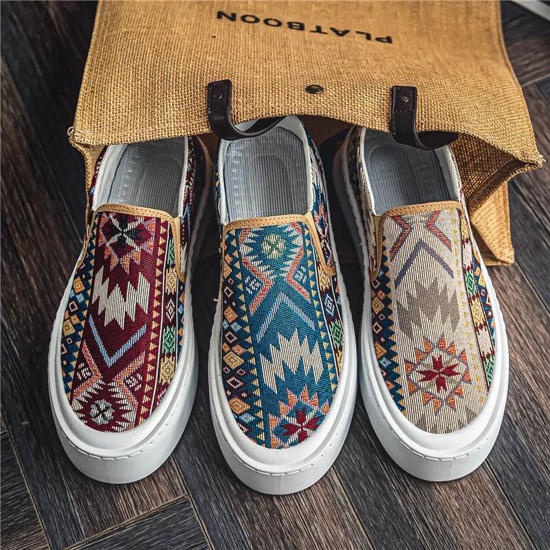 Men's Canvas shoes Summer Breathable Embroidered Cloth shoes Slip-on Trend Bohemian Board shoes Casual Men Walking Shoes