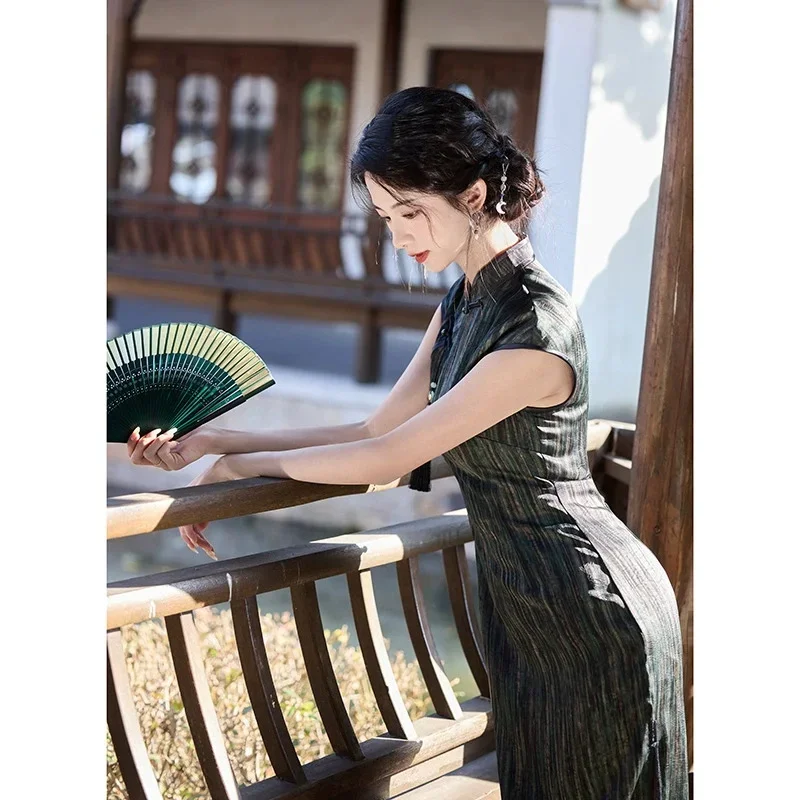 فستان شيونغسام جديد لربيع وصيف 2025 باللون الأسود على الطراز الصيني بأكمام قصيرة ونمط طويل محسّن للفتيات تشيباو #5