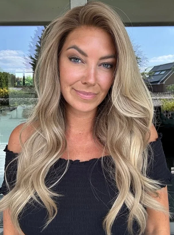 Wig Pirang Abu Bergelombang Panjang 22 Inci Wig Sintetis Lembut Wig Alami Wig Pirang Abu Wig Kualitas Tinggi Wig Bergelombang Wig Cosplay Wig Harian