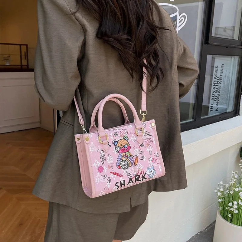 

Стильная кожаная сумка через плечо для женщин. Дизайнерская сумка через плечо. Женская элегантная сумка-тоут. Классический бренд.