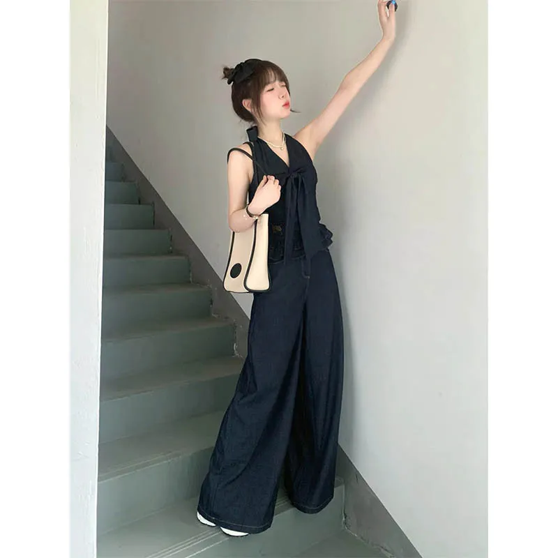 

Винтажный комплект Y2K из темно-синего денима: укороченный топ с бантом на шее и расклешенные брюки с широкими штанинами. Французский уличный стиль, дерзкий и модный образ.