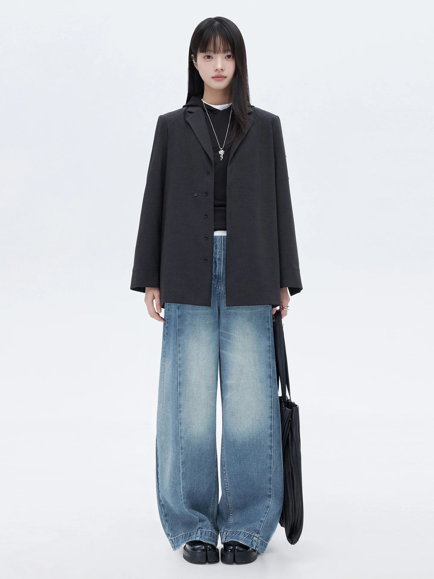 

Костюм Queen Micro Elastic TR с цветным тканым узором, двусторонний, с плоским плетением, с воротником-стойкой, с наплечниками, со съемным поясом, цвет карбоновый серый.