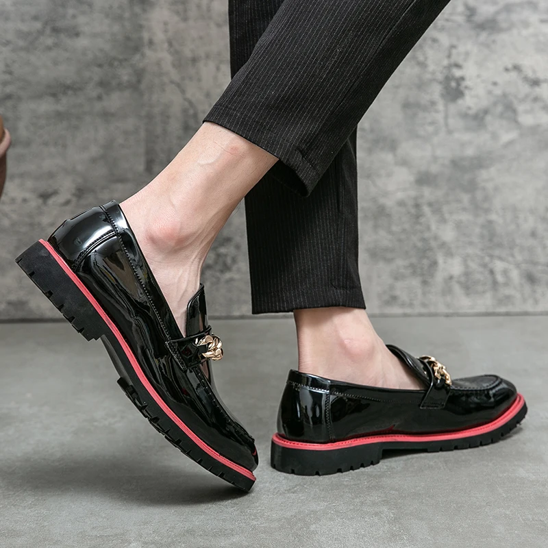 حذاء بدون كعب كاجوال للأعمال على الطراز البريطاني مع جلد لامع لتعزيز الارتفاع والأحذية العصرية متعددة الاستخدامات للشباب