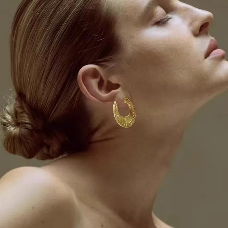 

Exotic Niche Design Three-dimensional Hollow Texture Stud Earrings Simple Fashion High Sense Earrings Earrings