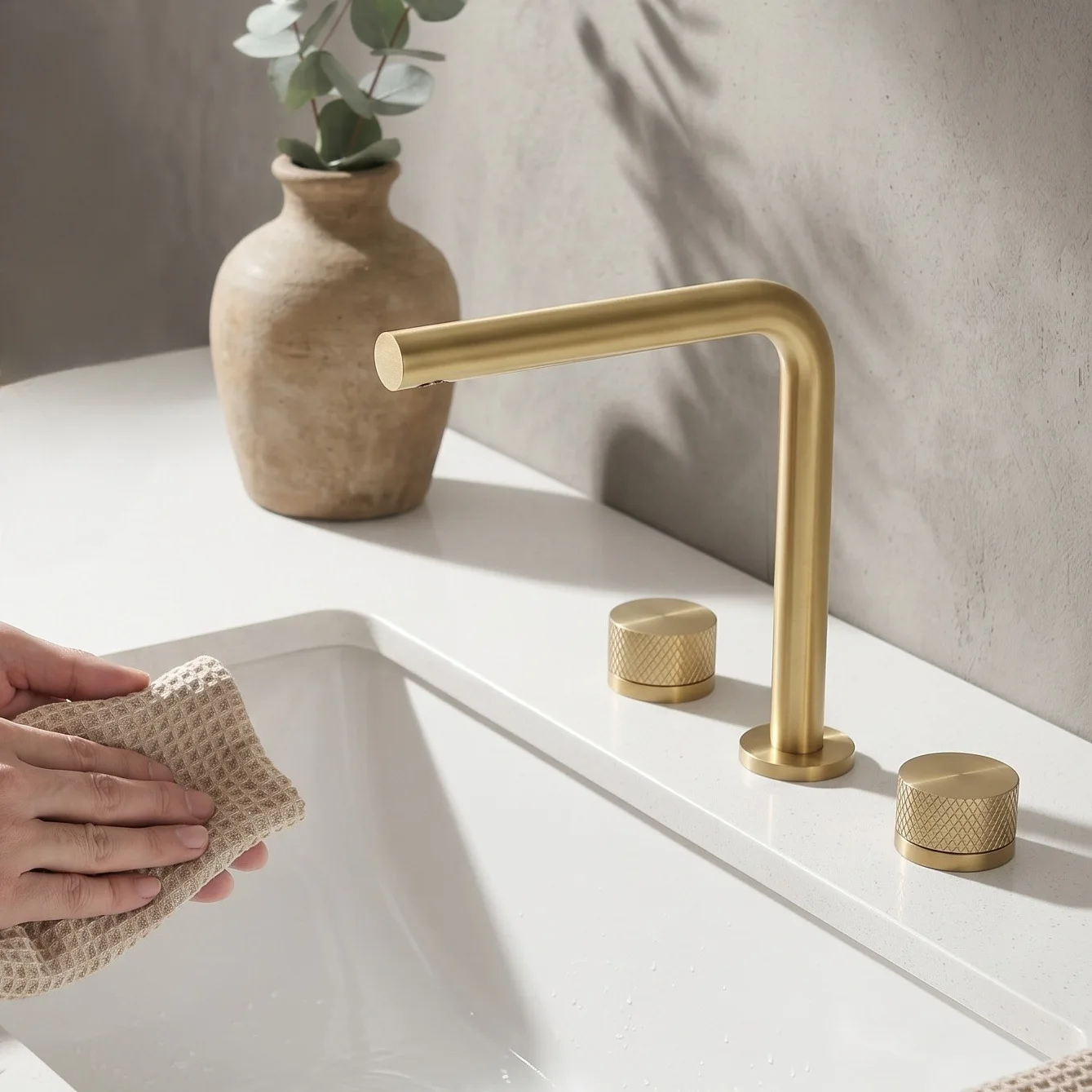 Bronze split-type faucet - Simple and elegant, featuring both hot and cold water with rotatable function