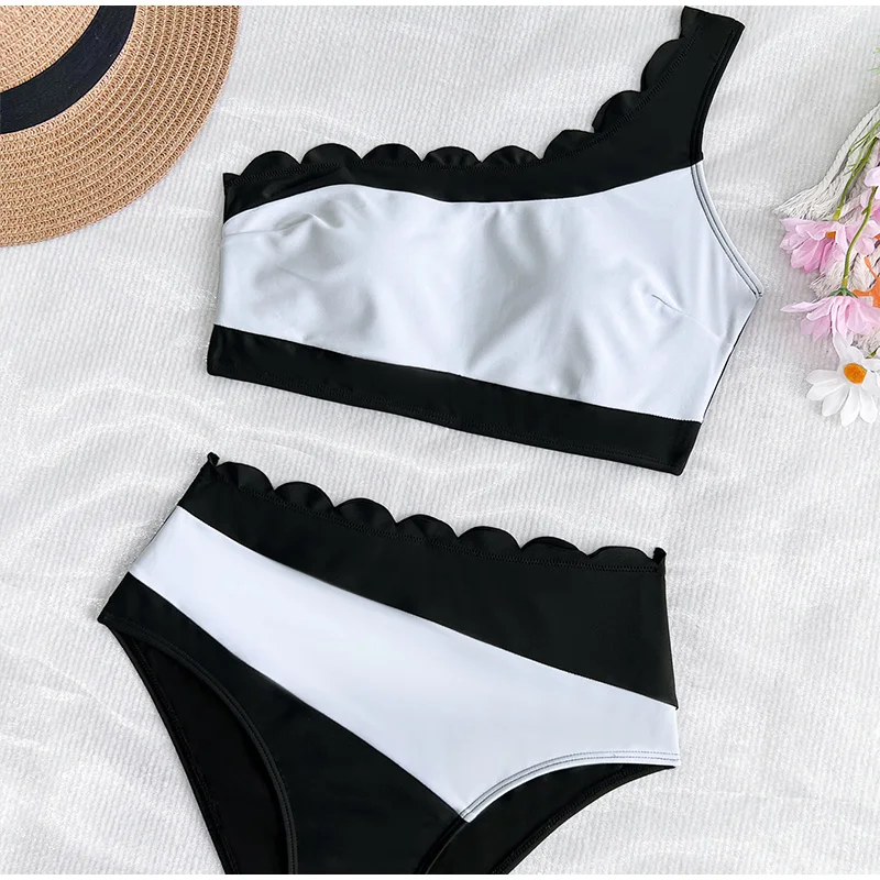 Bikini Sexy de retazos en blanco y negro para mujer, traje de baño con volantes y un hombro con realce de cintura alta, traje de baño para vacaciones