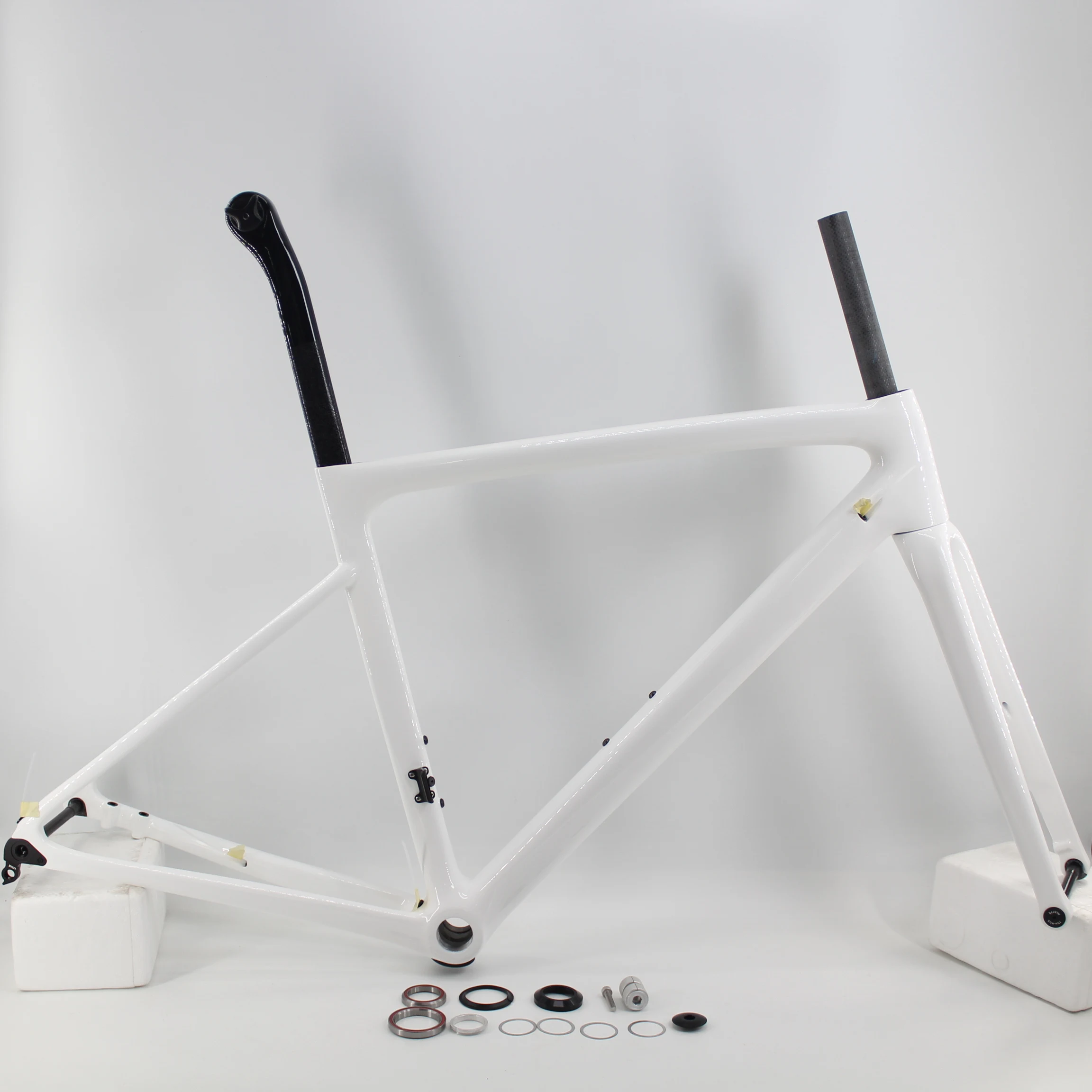AliExpress NONE New ultralight 700C Road Bike UD Full Carbon Fibre Thru Axle Disc Brake Frame Carbon Bicycle Frame Fork Lightweight Design parts