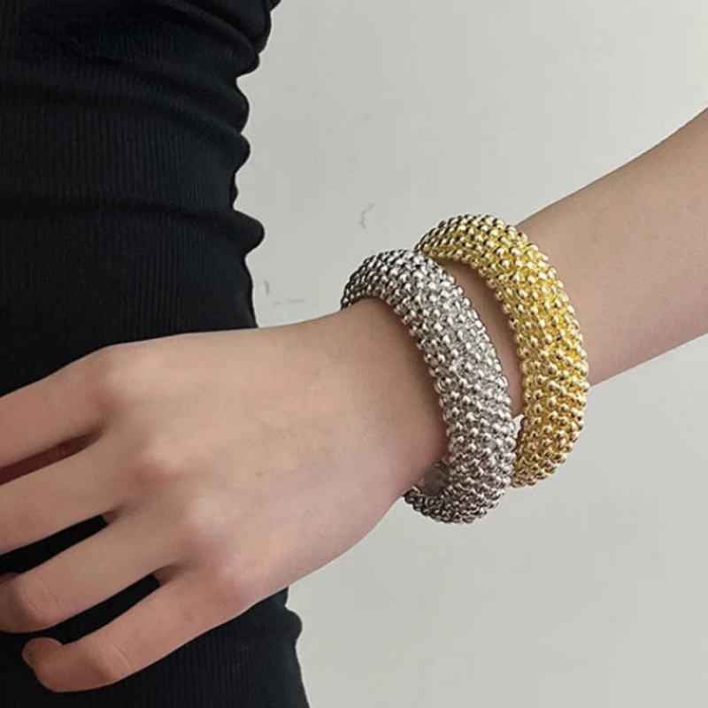 Gioielli moderni Design popolare bracciale aperto con superficie in rilievo in metallo per le donne tendenza 2024 nuovi accessori esagerati vendita