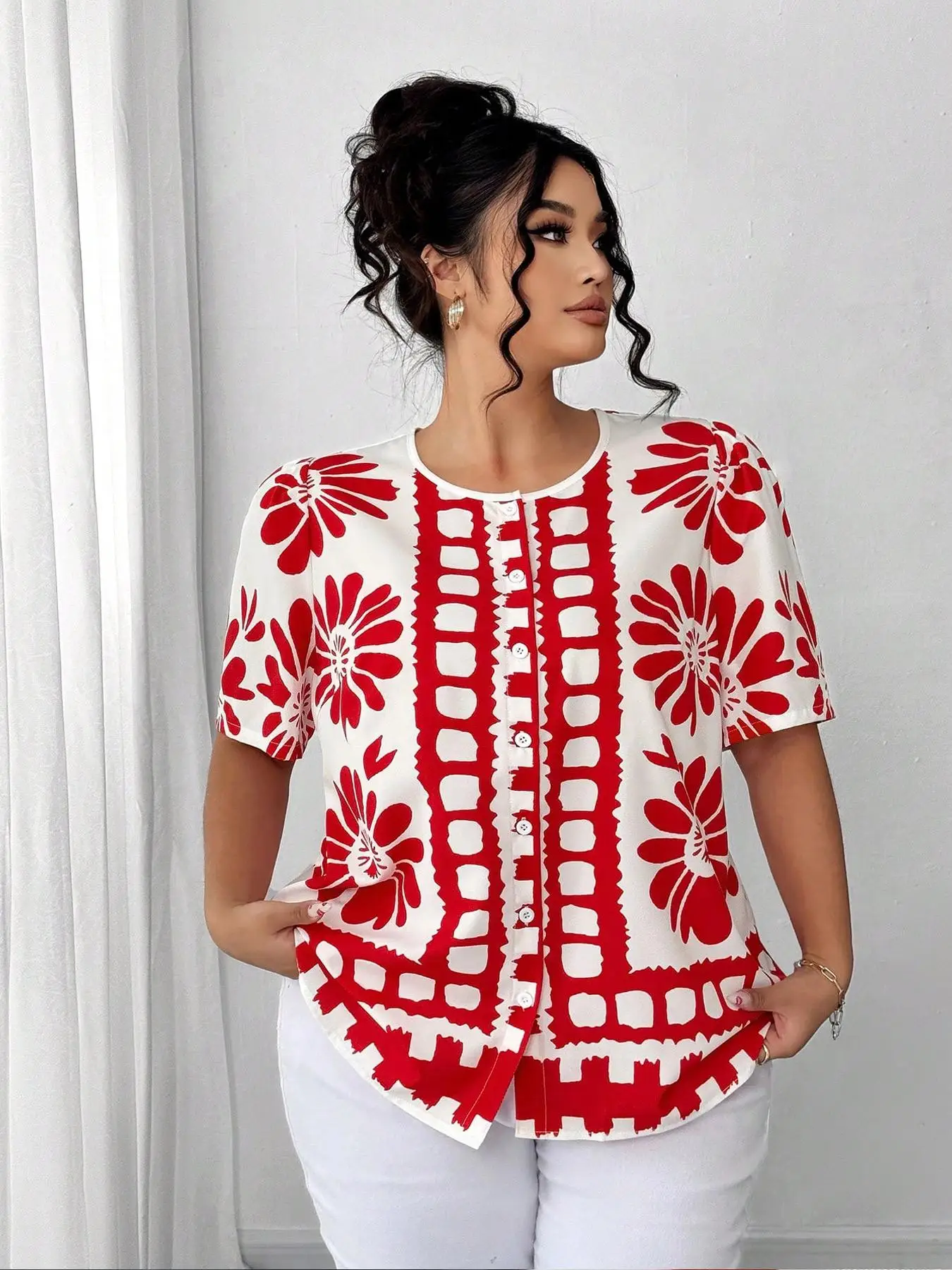 

Plus Size Casual Shirt with Butterfly Pattern, Moderate Thickness for All Seasons, Fitted Top for Ages 25-54