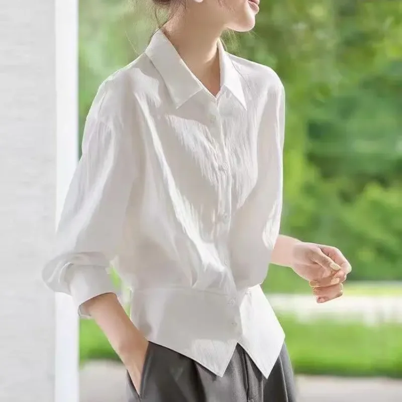 

Женская белая рубашка на пуговицах из ткани с морщинами, свободный топ с длинными рукавами и асимметричным подолом