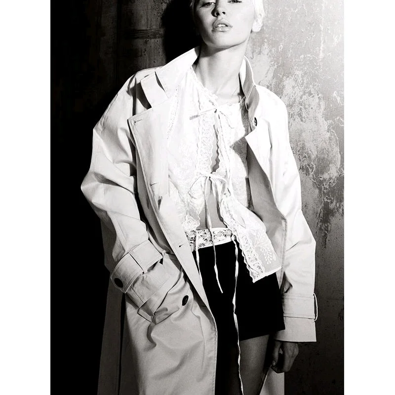 قميص نسائي جديد للربيع بياقة مستديرة وتطريز بدون أكمام مع زخرفة عقدة الفراشة مصنوع من ألياف البوليستر 00٪ بطول عادي