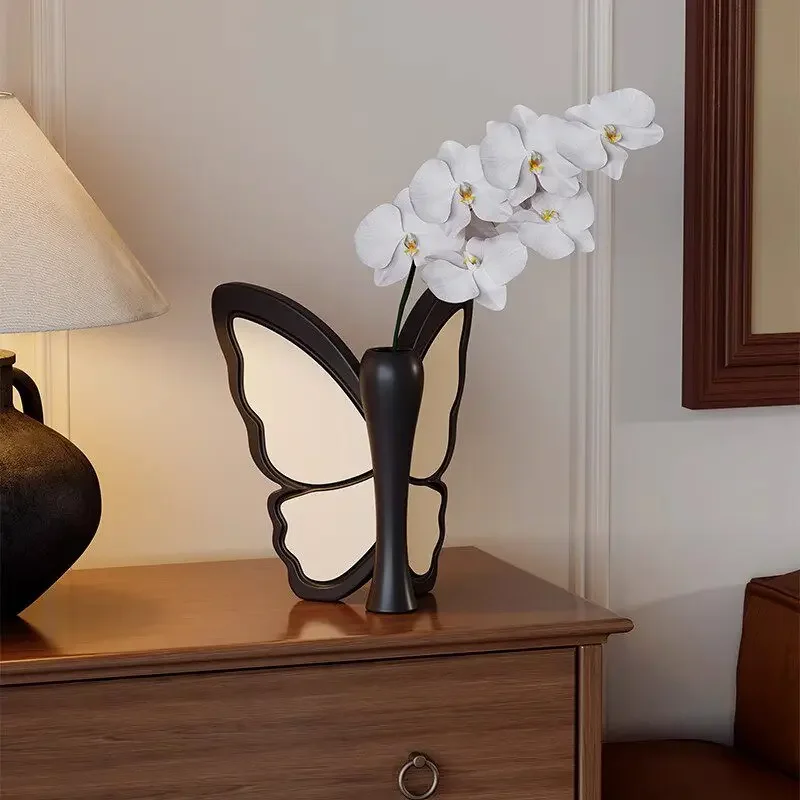 Medieval style ornament, butterfly vase, high-end sense, niche light luxury, secret cabinet, desktop decoration