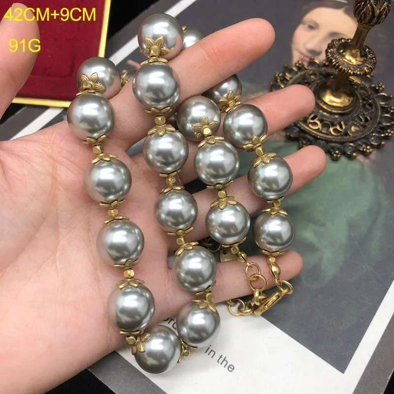 Colares de gargantilha em camadas com pérolas de vidro cinza