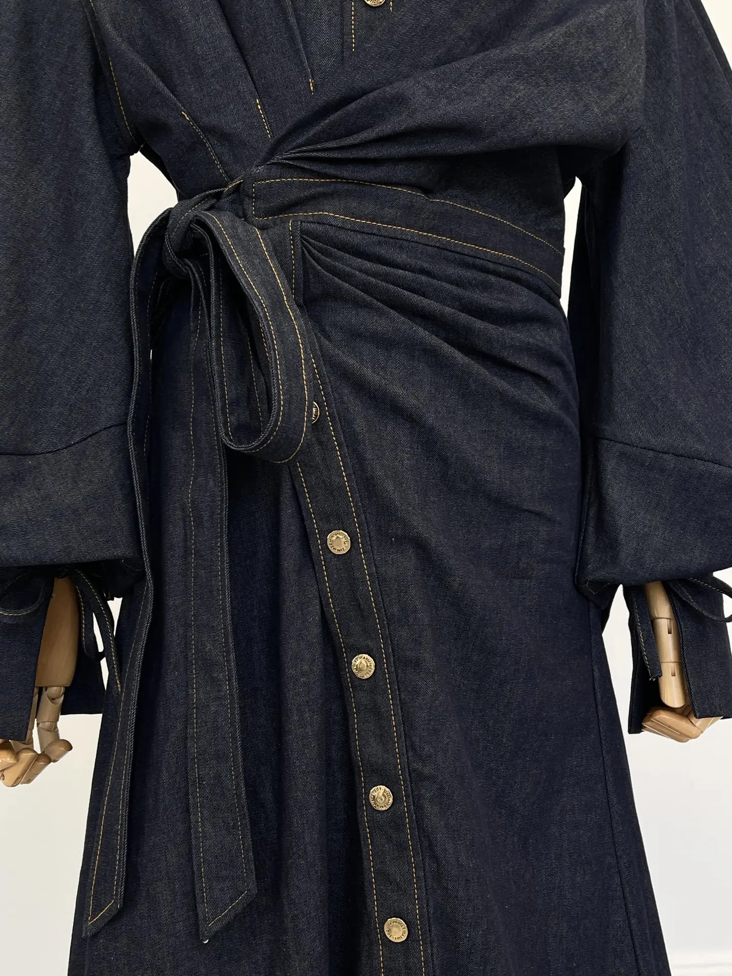 2025 موضة جديدة الوردي الأخضر الأزهار أكمام عارية الذراعين فستان ميدي الأزرق الداكن كم طويل الدنيم #1