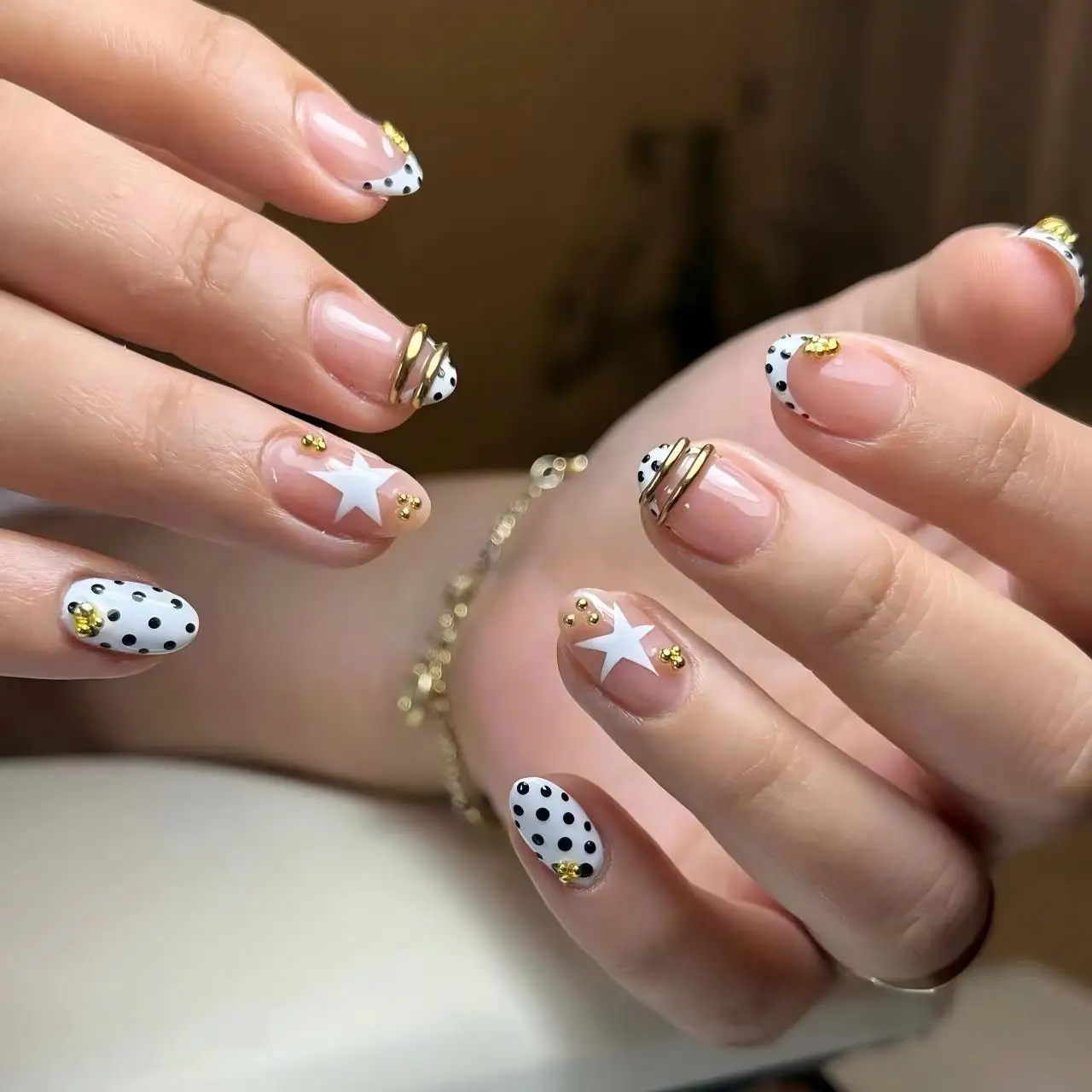 24Pcs Simple Polka Dot French False Nails Short Round Head Reusable Artificial Nails Press on 3D Gilded Line Star Stick on Nail