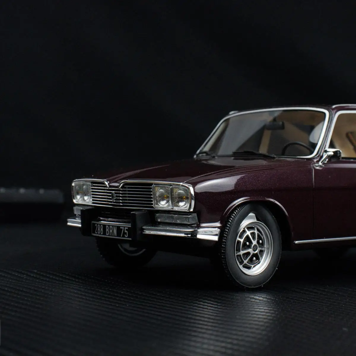 OTTO 1:18 16 TX BROWN 1974 OT1066 Żywiczny model samochodu Kolekcja prezentów