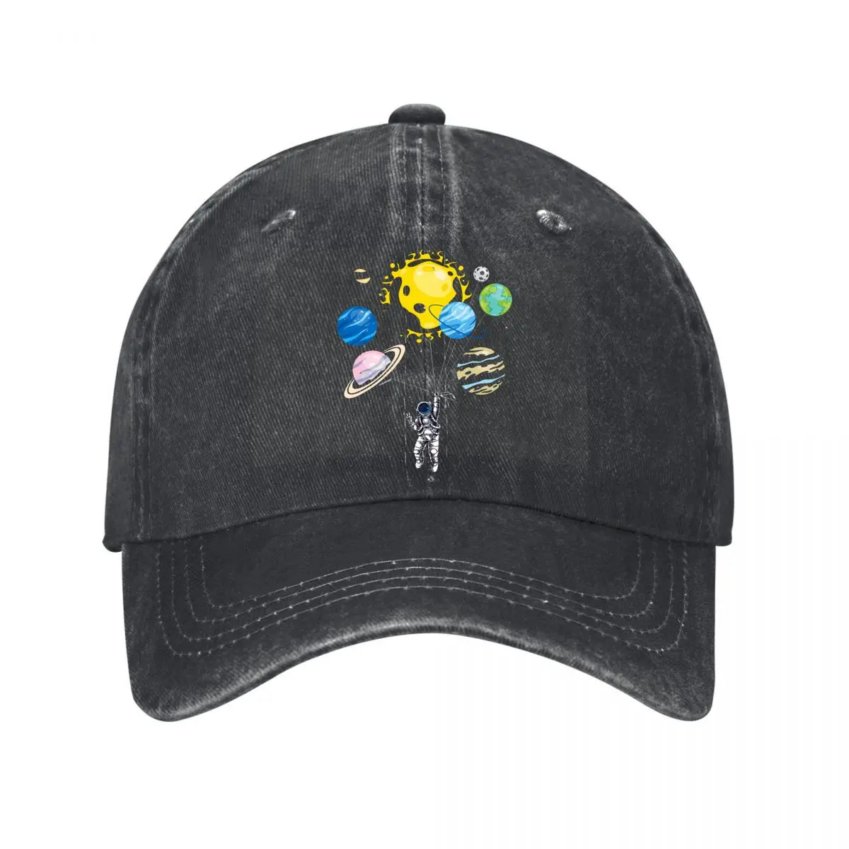 Gorra de béisbol con ilustración gráfica espacial del sistema solar y astronautas, estilo desgastado, de mezclilla, clásica para actividades al aire libre.
