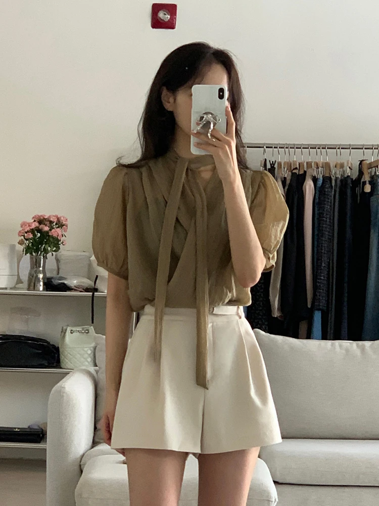 بلوزة نسائية صيفية من الشيفون الرقيق بتصميم فضفاض وربطة عنق على شكل V