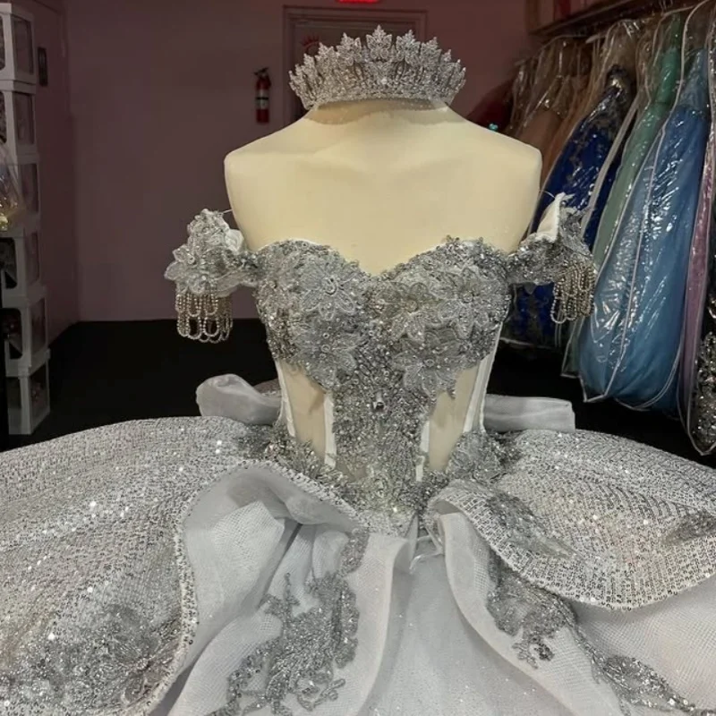 

Блестящие серебристо-серые платья Quinceanera по индивидуальному заказу с открытыми плечами и блестящей аппликацией с цветком и длинным хвостом с бантом Vestido 15, Quinceanera