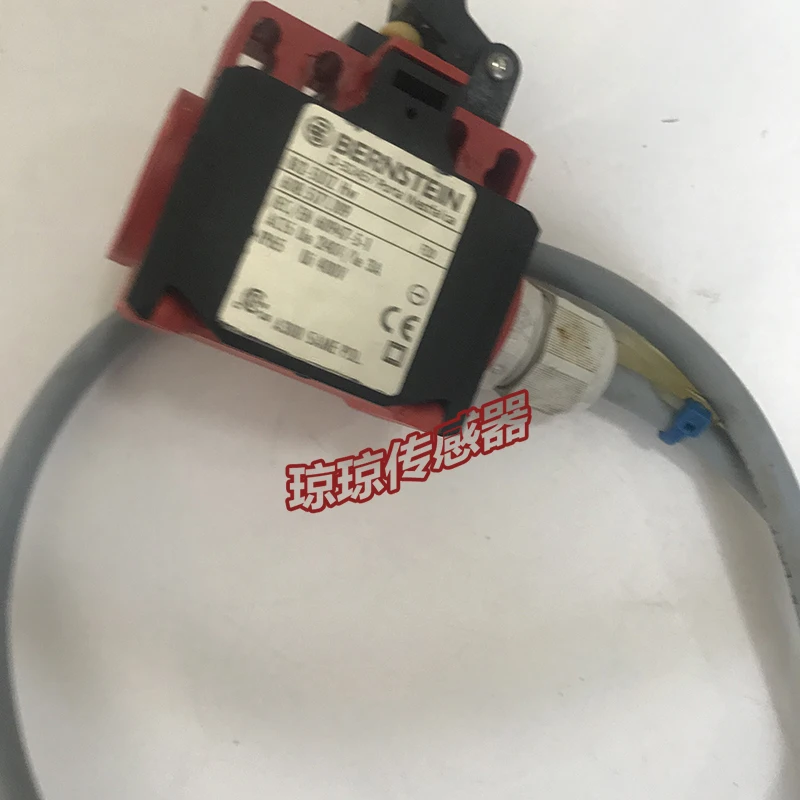 

Travel Switch BI2-SU1ZHW Real Shot,