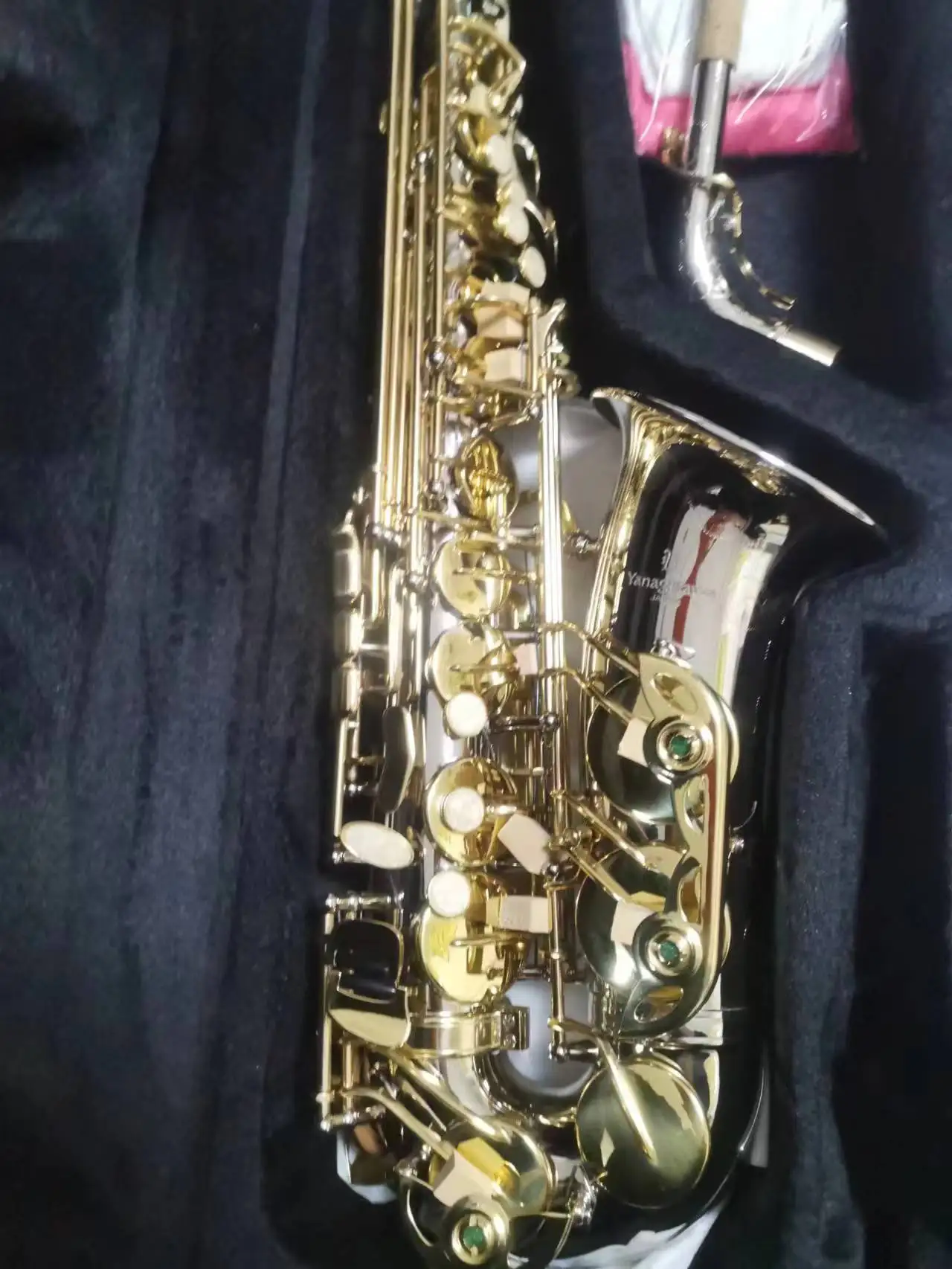 Nuevo Saxofón Alto Profesional Niquelado con Llaves Doradas, Tallado de Concha en las Llaves, Estuche Rígido y Accesorios Completos