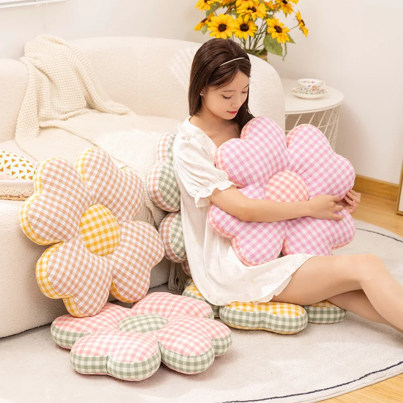 四つ葉のクローバー型のぬいぐるみクッション、女の子の部屋の装飾、ひまわり枕、出窓、ピンクの花、寝室の座り枕